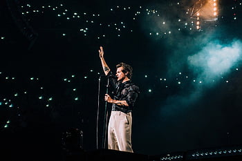 Harry Styles in the stage Wallpaper ID4242