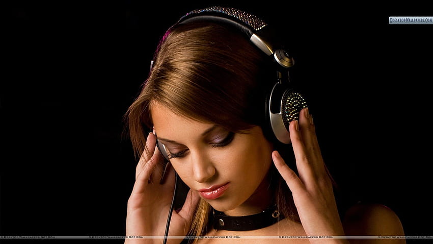 Слушане на музика в слушалки, момиче, слушащо музика HD тапет