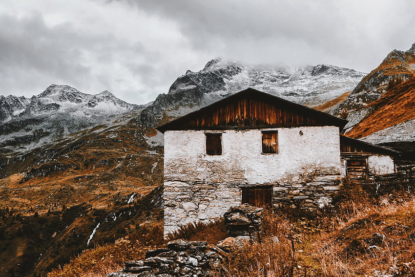 Casa branca e marrom perto de montanhas cobertas de neve · Estoque, natureza de construção abandonada papel de parede HD