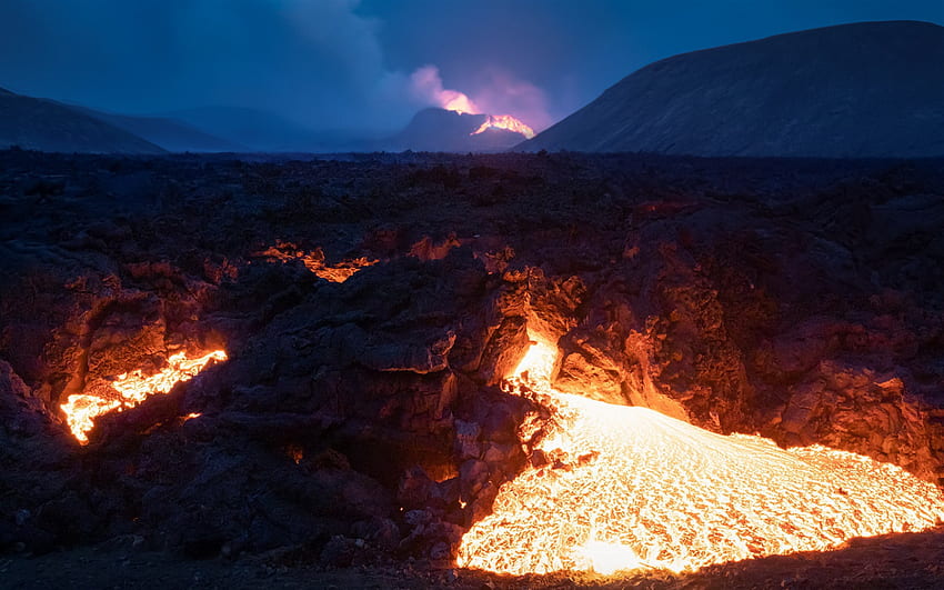 熱い溶岩、夜、火山、溶岩、火山噴火、火山の粉塵、凍った溶岩 高画質の壁紙