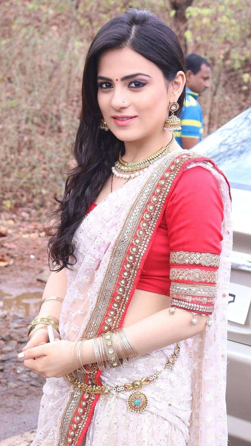 Radhika Madan, Bollywood-Schauspielerin, Radhika HD-Handy-Hintergrundbild