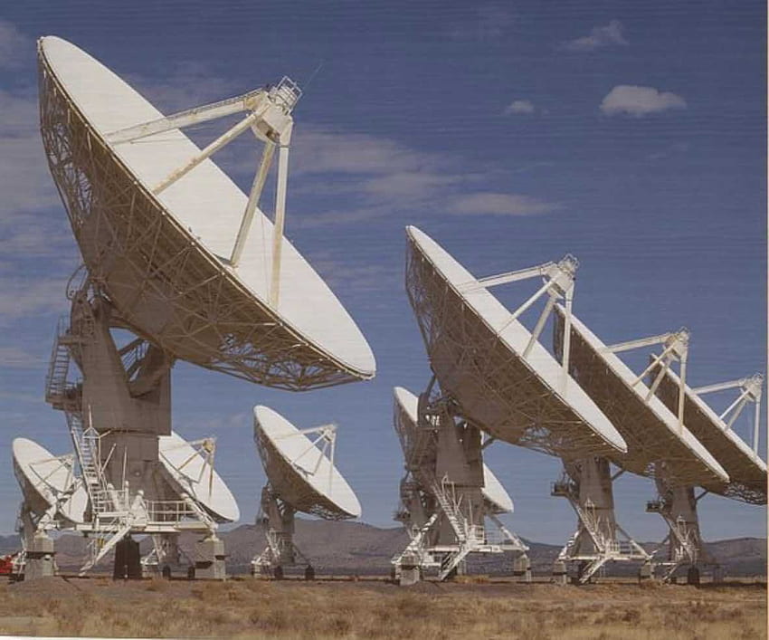 des antennes paraboliques populaires et des LNBf utilisés dans le suivi de la télévision par satellite. Antenne parabolique, Antenne satellite, Satellites Fond d'écran HD