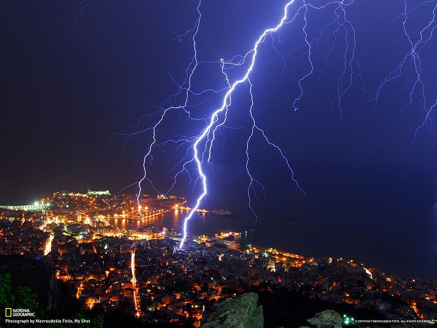Lightning strikes Kavala, Greece graphed by Mavroudakis Fotis [1600 x 1200] : HD wallpaper