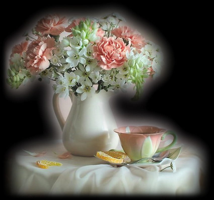 Чай и пастели, розово, бяло, черен фон, зелено, плодове, цветя, чаша за чай HD тапет