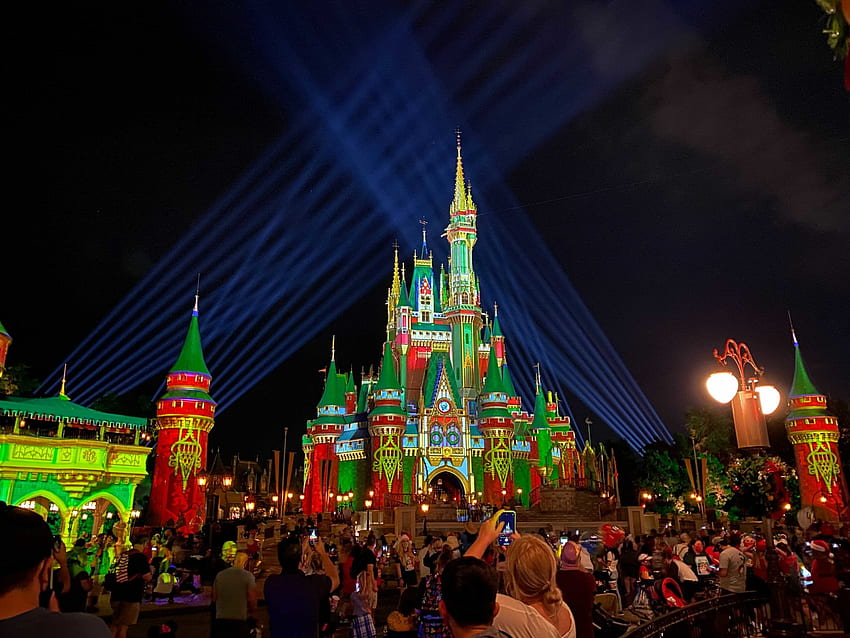 VIDEO: NEW Cinderella Castle Christmas Projections at the Magic Kingdom for Holiday Season 2020 - WDW News Today, Christmas Disney Castle HD wallpaper