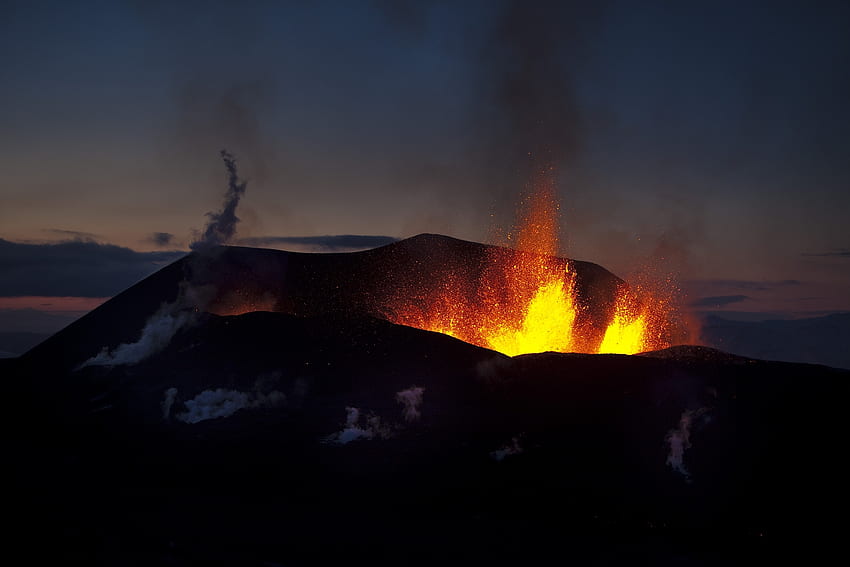 Natura, noc, fontanna, wulkan, lawa, erupcja Tapeta HD