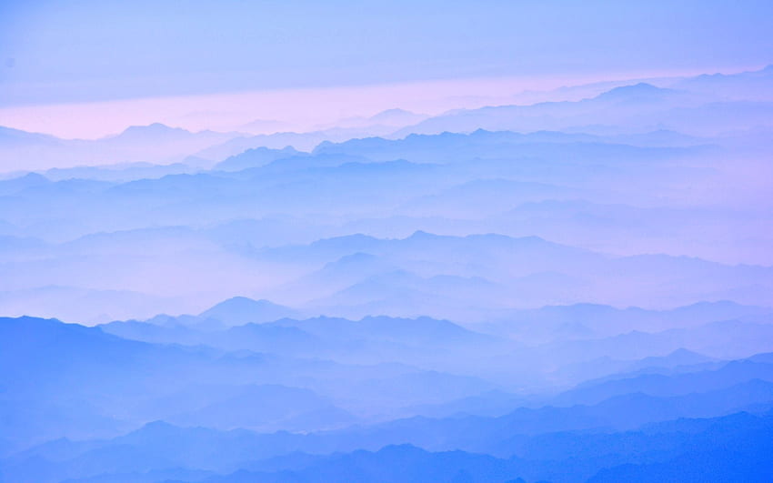 ピンクとブルーの空のノート パソコン。 青空、ピンクの背景、空の日 高画質の壁紙