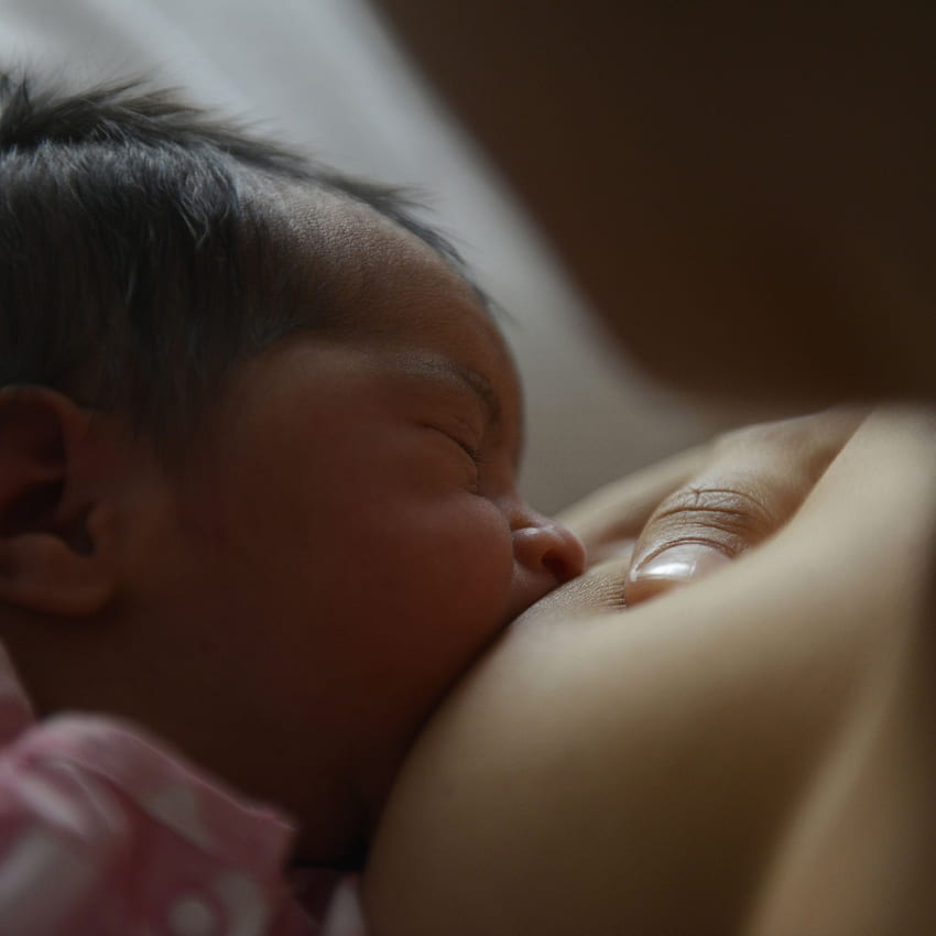 Mleko wydostaje się z nosa dziecka podczas karmienia piersią - włóż coś Tapeta na telefon HD