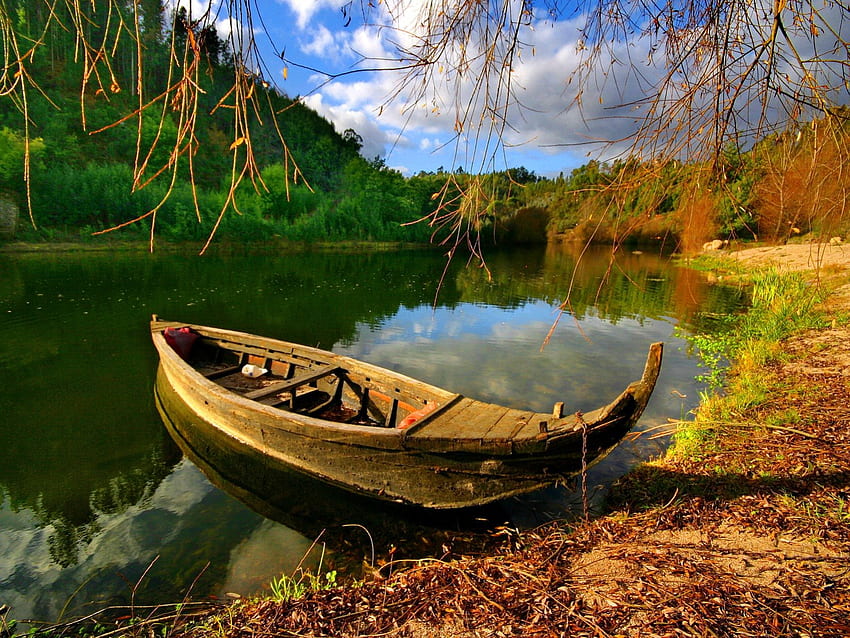 Einsames Boot auf Gebirgsfluss, Fluss, Boot, sonnig, friedlich, Ufer, verlassen, einsam, Spiegelung, Bäume, Wasser, Ruhe, Sonne, einsam, See, Berg, Sommer, gespiegelt, Natur, Himmel HD-Hintergrundbild