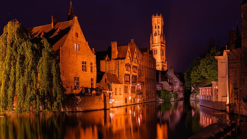 Huidenvetters plein, canal del río Dijver y torre Belfort (campanario), Brujas, Bélgica. Windows 10 Spotlight, Brujas Bélgica fondo de pantalla