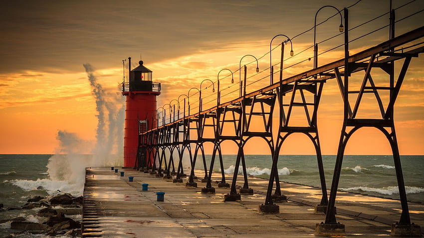 ミシガン州サウスヘブンの美しい灯台、灯台、波、桟橋、湖、夕日 高画質の壁紙