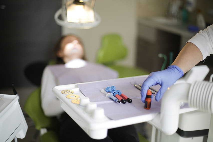 Anonimowy lekarz używający narzędzi podczas operacji dentystycznej · , chirurgia jamy ustnej Tapeta HD