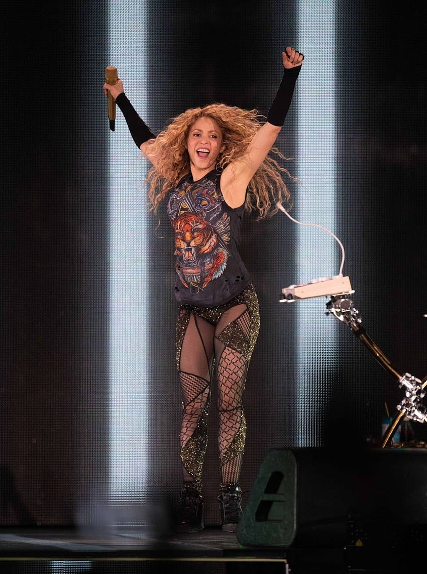 Shakira At 'El Dorado' World Tour Concert at the Barclaycard, Shakira In Concert: El Dorado World Tour HD phone wallpaper
