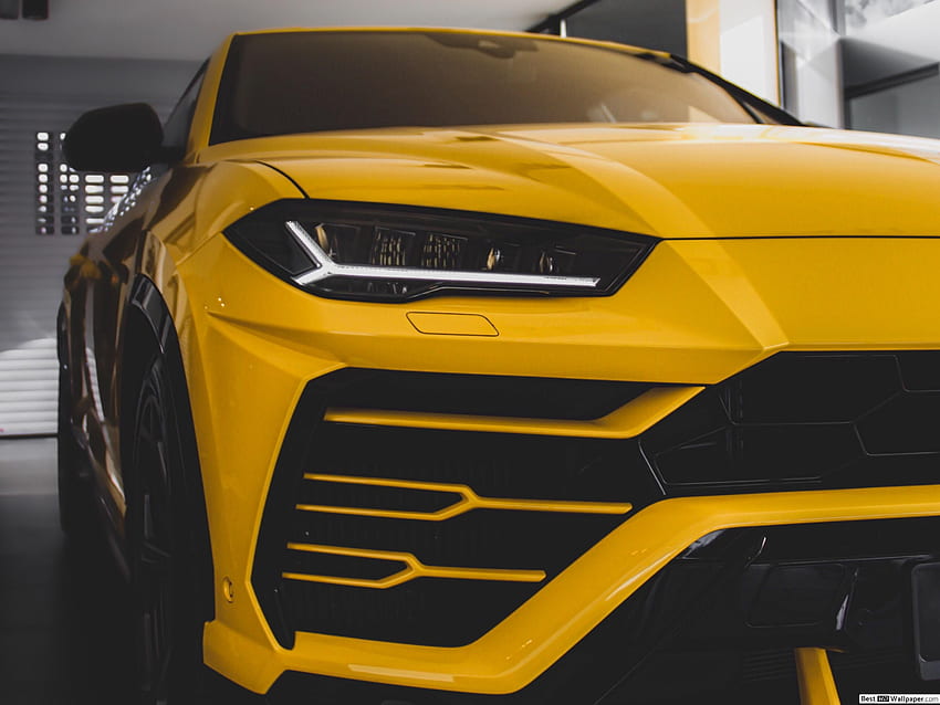 Gelbes Auto in der Garage geparkt HD-Hintergrundbild