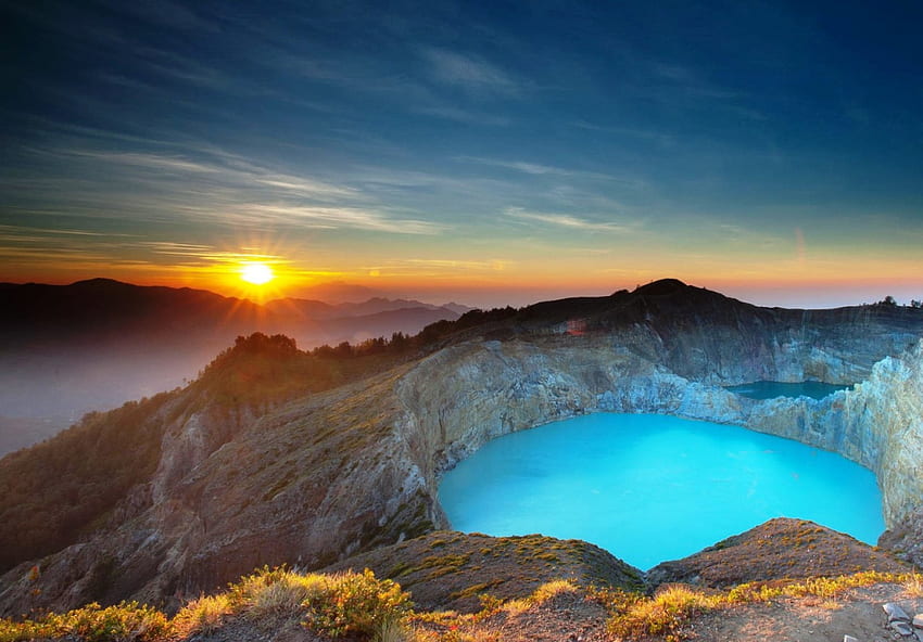 Изгрев над кратерните езера, вулкан, тюркоазена вода, небе, красиво, Индонезия, гора, езеро, изгрев HD тапет