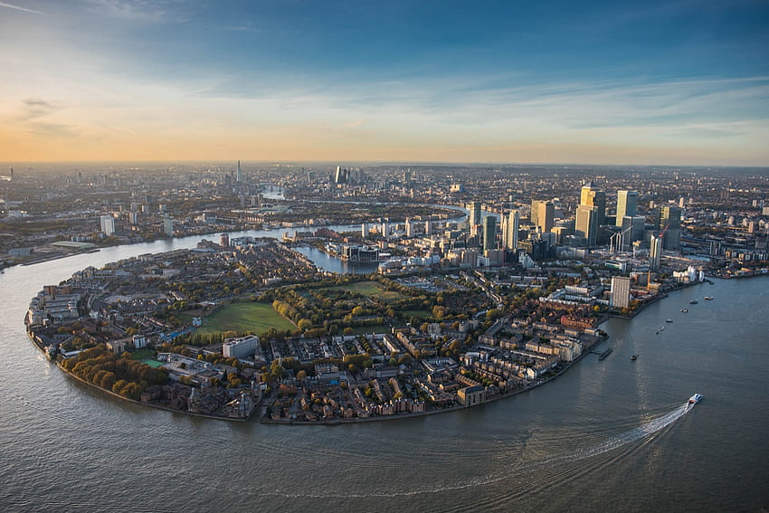 The Isle of Dogs and the Canary Wharf business district, bound by the River Thames at Greenwich Reach., 영국, Isle of Dogs, Canary Wharf, River Thames, London, Greenwich Reach. HD 월페이퍼