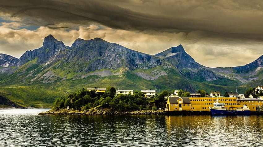 ノルウェーの島湾の町、島、ボート、町、湾、雲、山 高画質の壁紙