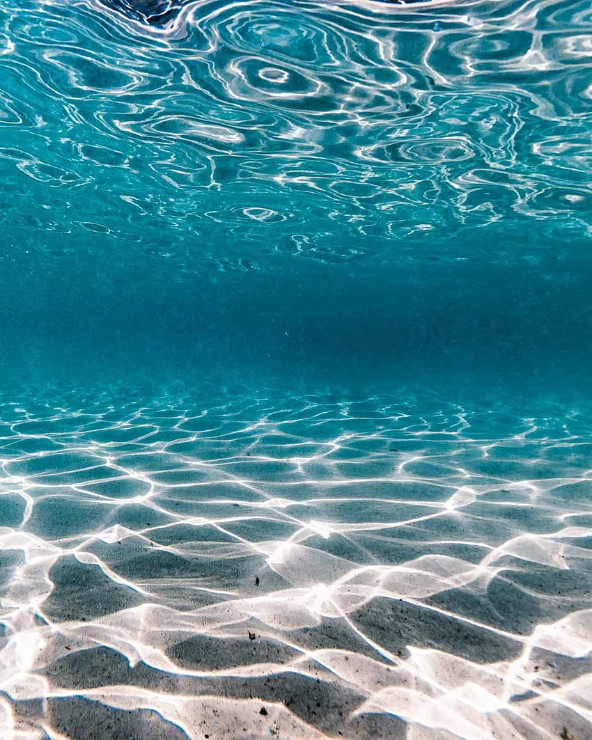 Schöner Unterwasserozean-Reflexionsdruck. Unterwasser, Unterwassermalerei, Unterwassergrafik, Unterwassersommer HD-Handy-Hintergrundbild