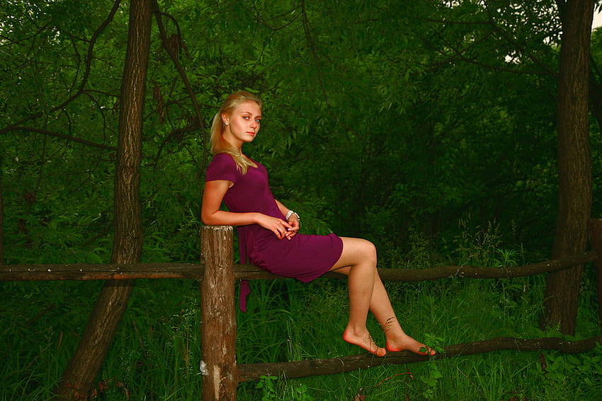 Дама в лилаво, красива, рокля, красота, лилаво, седяща, конска опашка, зелено, ограда, природа HD тапет