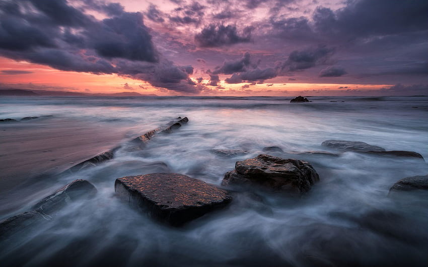 Pantai Laut Dengan Batu, Ombak, Langit Gelap Dengan Awan Matahari Terbenam Merah, Badai Laut Gelap Wallpaper HD