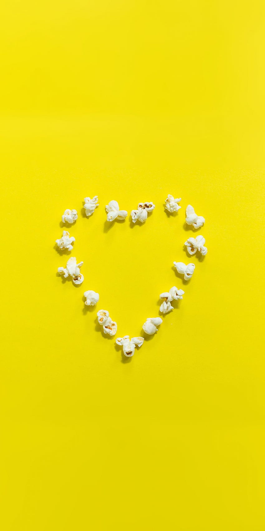 Popcorn, Herzform, gelber Hintergrund, minimal, . Herzformen, gelber Hintergrund, Popcorn-Zeiten, minimalistisches Poorn HD-Handy-Hintergrundbild