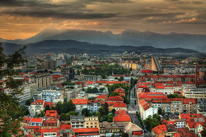 Vistas desde el castillo de Ljubljana al atardecer. Pasos interminables fondo de pantalla