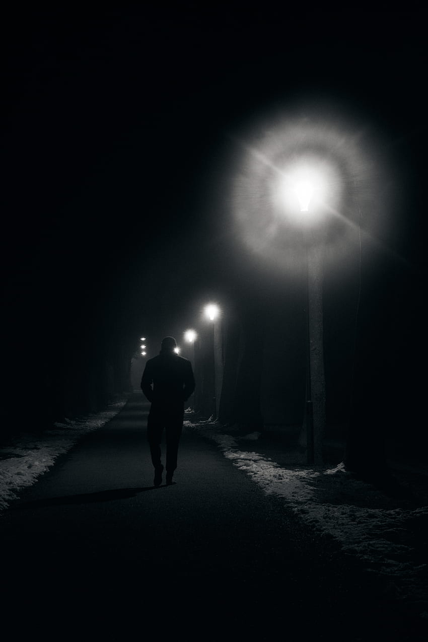一人で歩く、暗い孤独 HD電話の壁紙