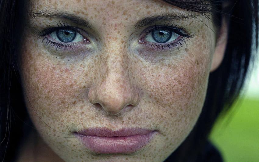 Woman Blue Eyes Freckles 2.560×1.600 Pixels. Freckles Girl, Black Hair Blue Eyes, Freckles, Female 2560 X 1600 HD wallpaper