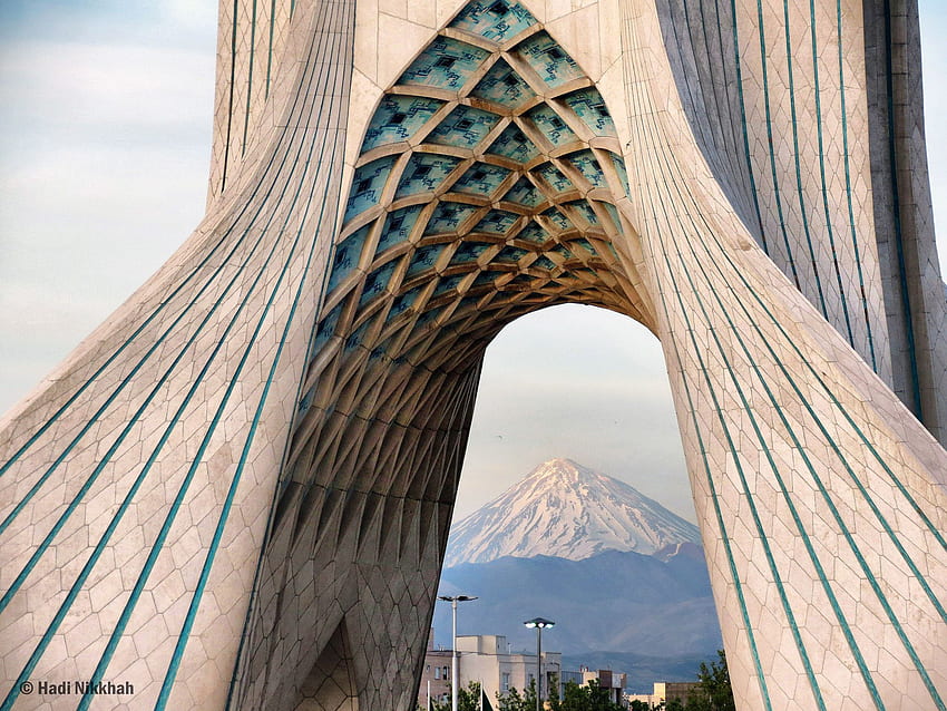 Tahran'daki Azadi Kulesi ve Damavand Dağı میدان آزادی و کوه دماوند در یک روز پاک تهران. Tahran, Tahran İran, Kule HD duvar kağıdı