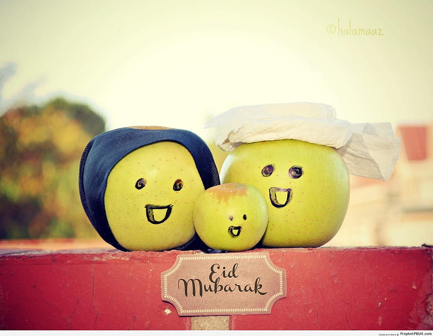 Eid Mubarak Greeting Written Under Smiling Muslim Apple Family – Eid HD wallpaper