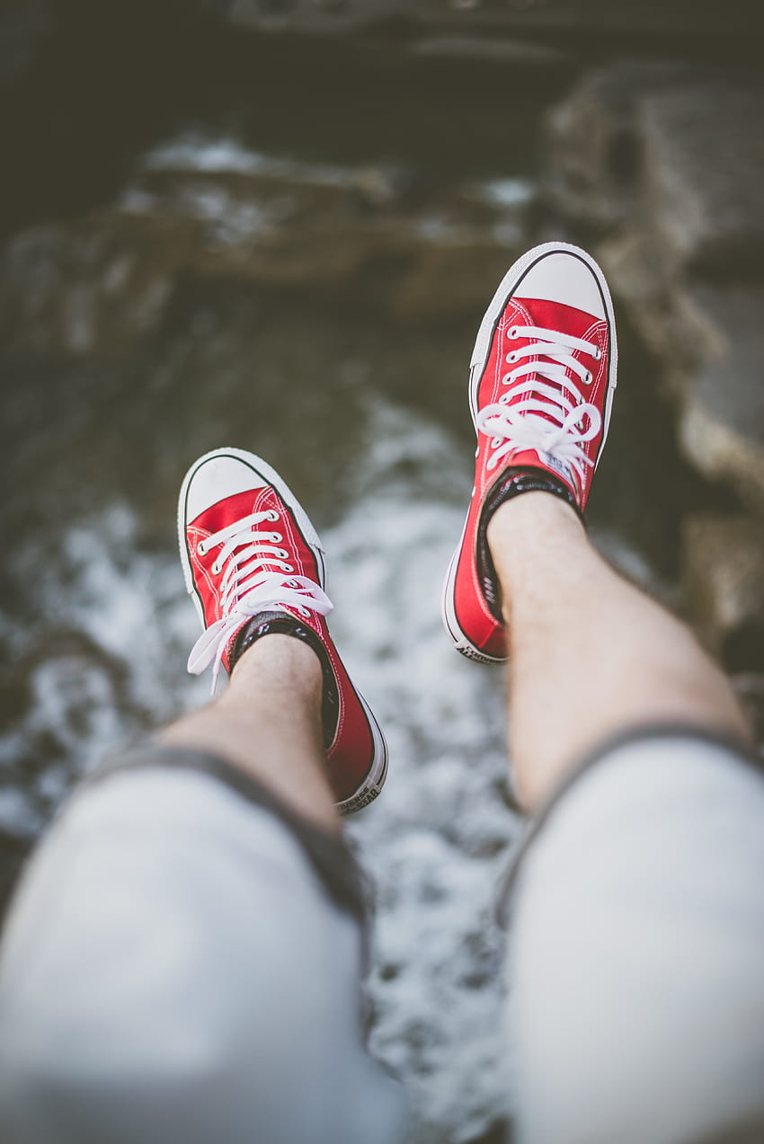 / uno scatto dalla vista dell'occhio di un uomo che indossa scarpe converse rosse al lago dei castori, scarpe converse rosse maschili Sfondo del telefono HD