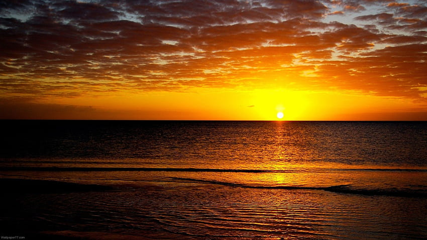 maravillosa puesta de sol en el océano, horizonte, ondas, nubes, puesta de sol, océano fondo de pantalla