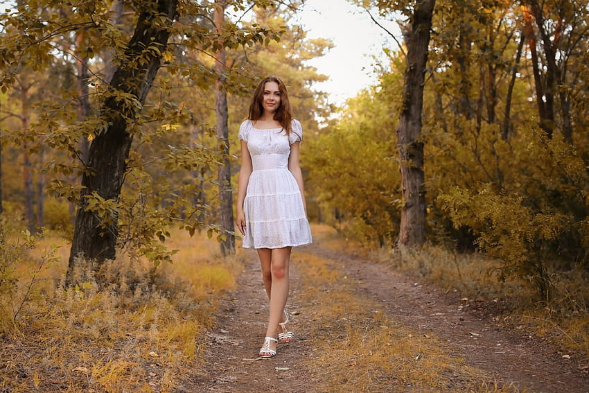 Pretty Woman in White, modelo, bosque, vestido, morena, camino fondo de pantalla