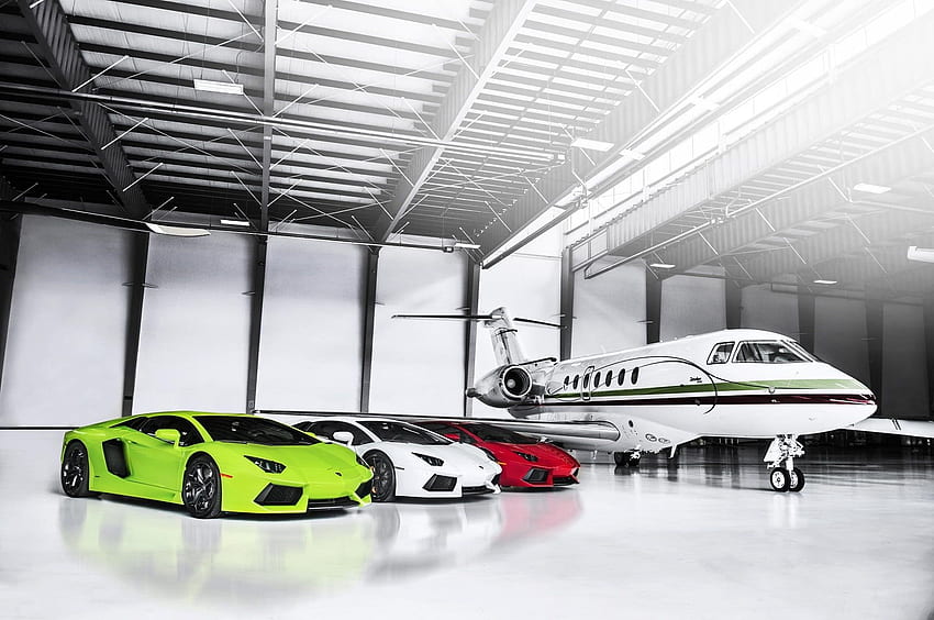 три бели, зелени и червени Lamborghini Huracan и бял частен самолет HD тапет