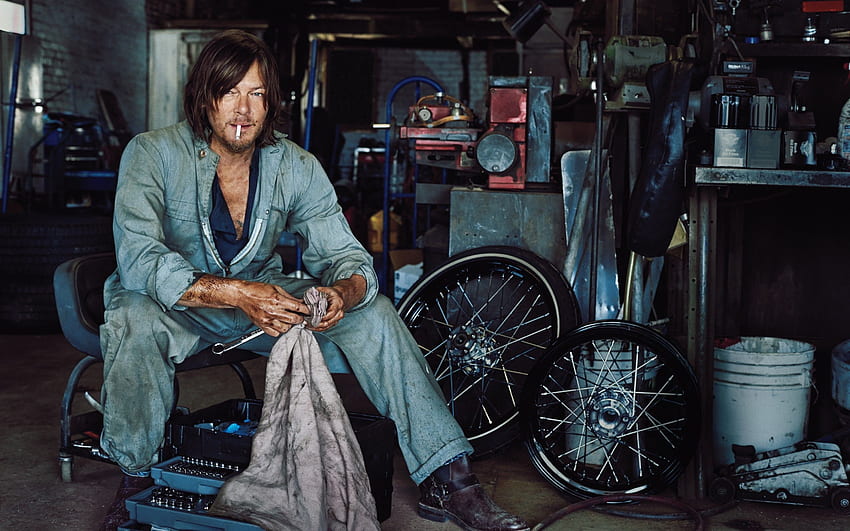 Norman Reedus, sitzend, Garage, Schauspieler, Schraubenschlüssel HD-Hintergrundbild