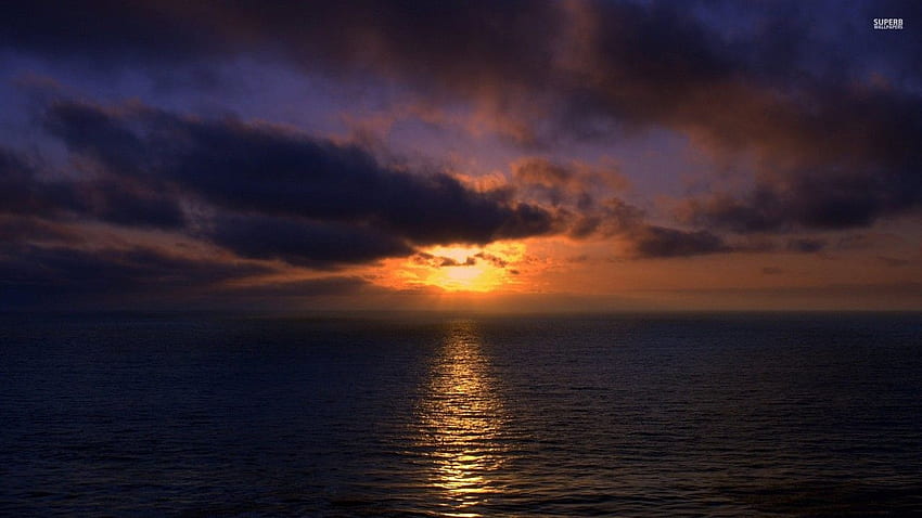 穏やかな海の灰色の雲の夕日。 穏やかな海の灰色の雲 高画質の壁紙