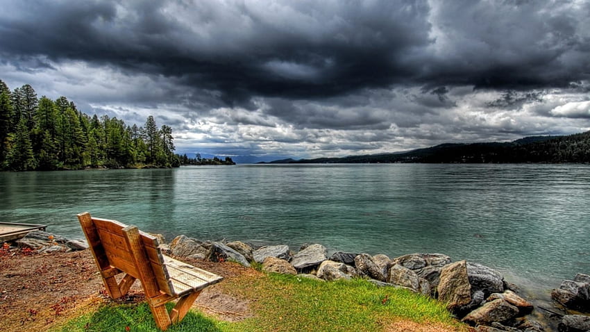 дървена пейка с изглед към езеро r, пейка, бряг, облаци, дървета, r, езеро HD тапет