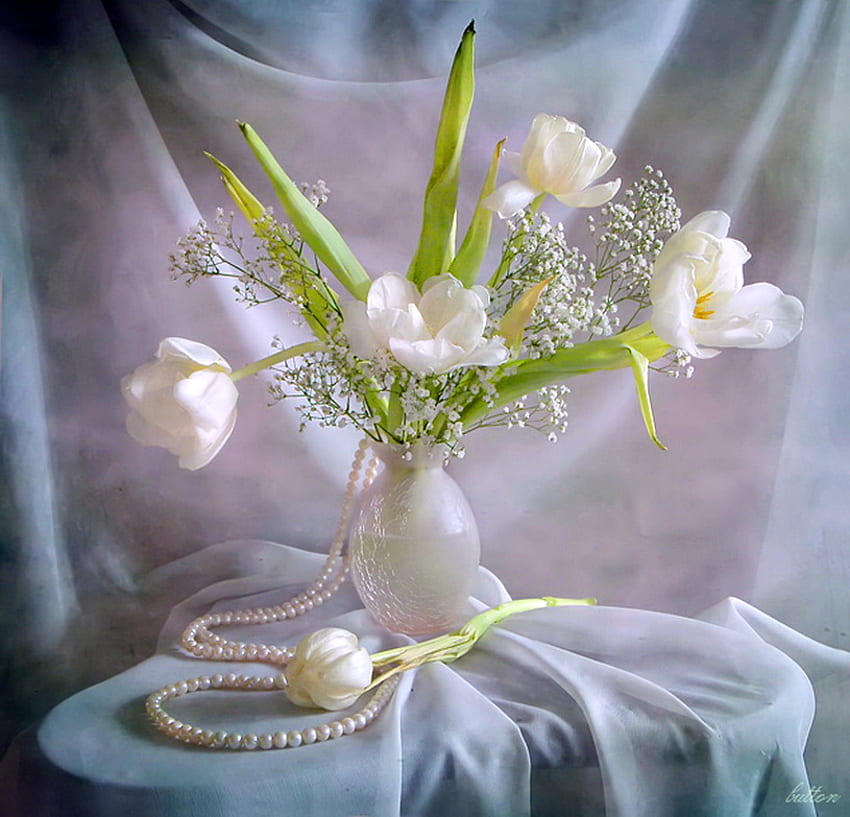 Feliz primavera a todos, jarrón de cristal, cortina azul, verde, perlas, flores blancas fondo de pantalla