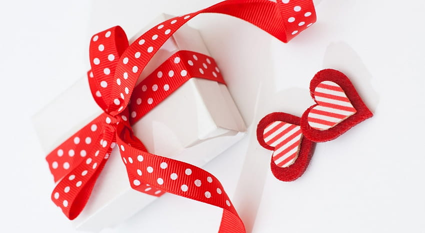 * Романтичен подарък *, кутия, панделка, червено, романтичен, подарък, сърце HD тапет