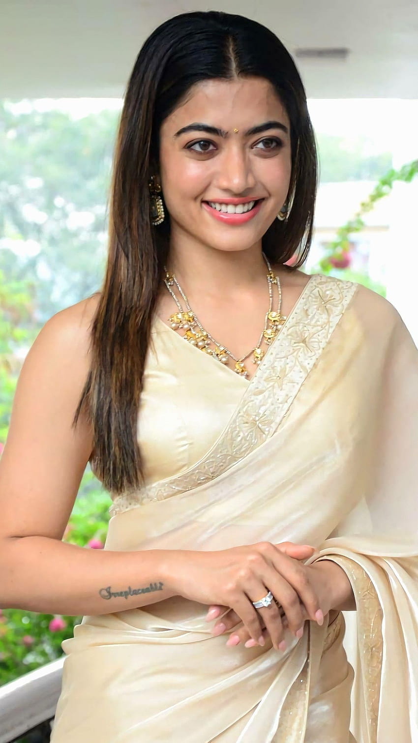 Rashmika mandanna, bellezza sari, attrice telugu Sfondo del telefono HD
