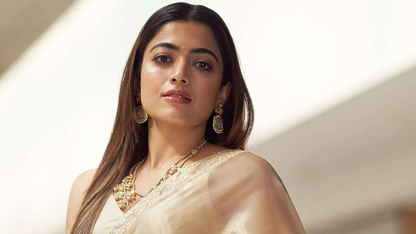 Modelo Rashmika Mandanna Girl está vestindo Saree branco e joias para meninas papel de parede HD