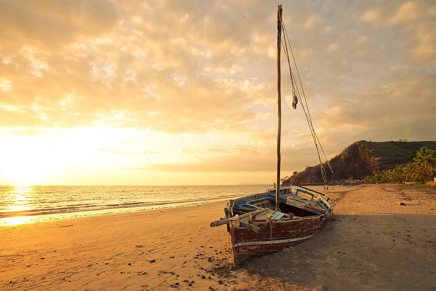 Vieux bateau sur le sable jaune / 5000 x 3333 / Sunriseandsunset, Yellow Aesthetic Sunset Fond d'écran HD