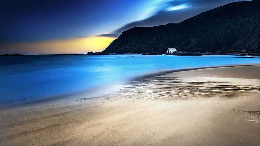 Noche, mar azul, playa, montañas, naturaleza. fondo de pantalla