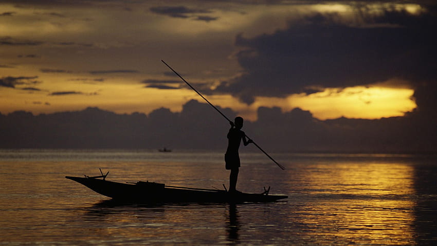 Pêcheur au coucher du soleil, bateau, lueur, pêche, pêcheur, nuages, lance, eau, silhouette Fond d'écran HD