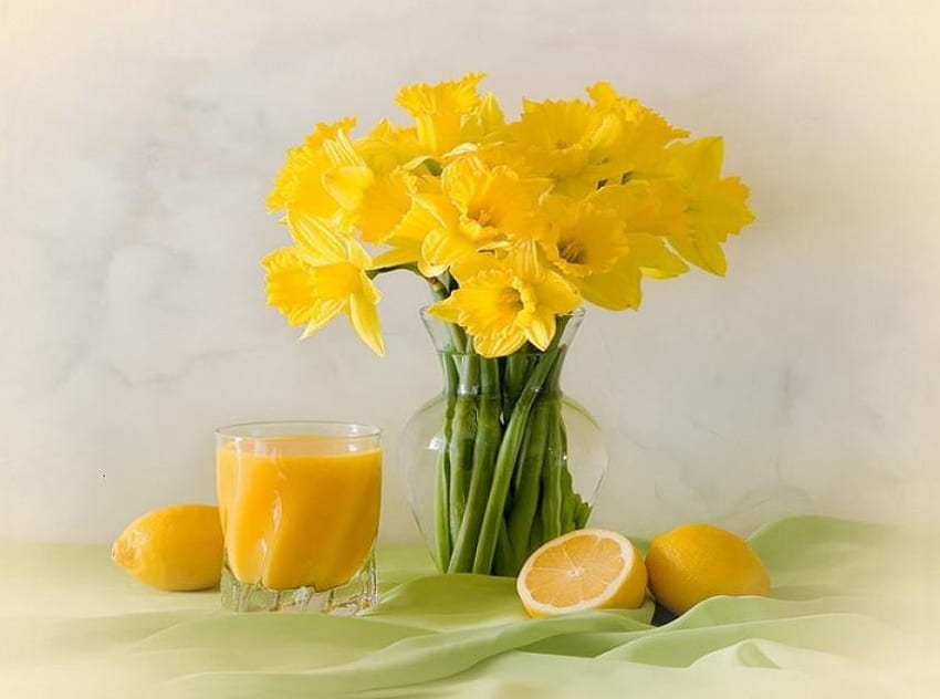 Herrlicher Morgen, Stiel, Saft, Scheibe, schön, Orangen, Blütenblätter, Gelb, Glas, Blumen HD-Hintergrundbild