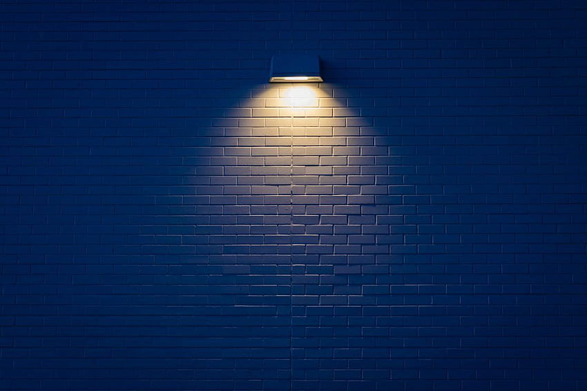 Blaue Backsteinmauer und helles Lager. Backsteinmauer, Backstein, Licht HD-Hintergrundbild
