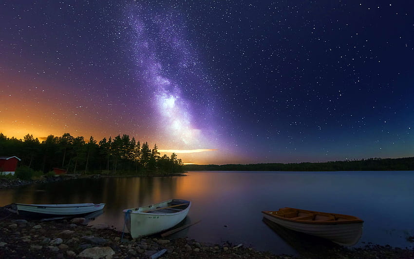 Спокойно езеро Лодки Дървена къща Гора Небе със звезди Нощ HD тапет