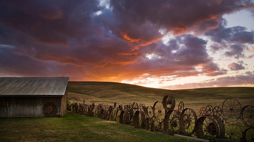 clôture de jantes sur la ferme des plaines, grange, rem, plaines, clôture, nuages, coucher de soleil Fond d'écran HD