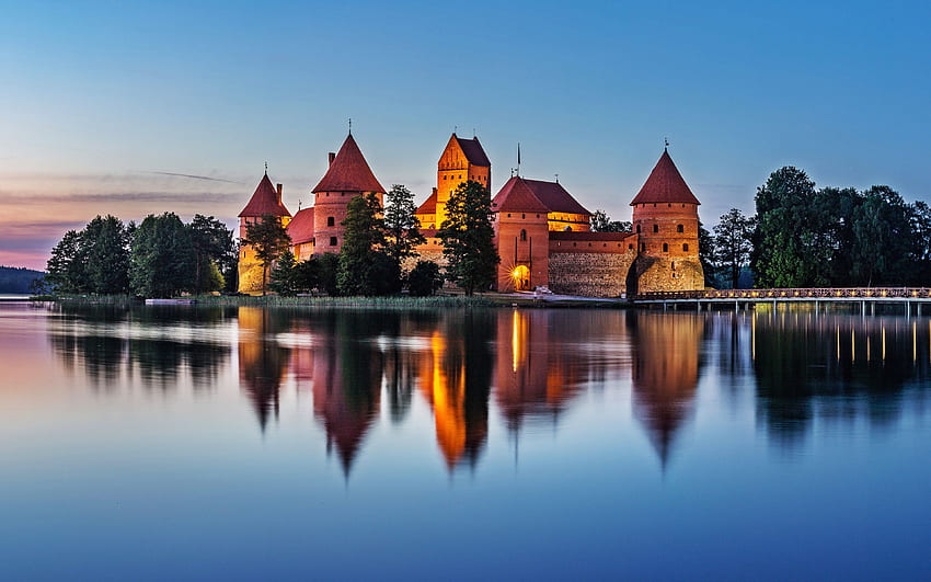 トラカイ城、湖、リトアニアのランドマーク、日没、リトアニア、ヨーロッパ、解像度あり。 高品質 高画質の壁紙