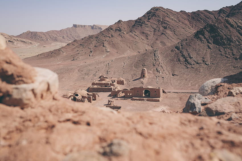/ ซากปรักหักพังของหมู่บ้านหินในทะเลทรายยาซด์ เมืองโซโรอัสเตอร์ในจังหวัดยาซด์ อิหร่าน_ วอลล์เปเปอร์ HD
